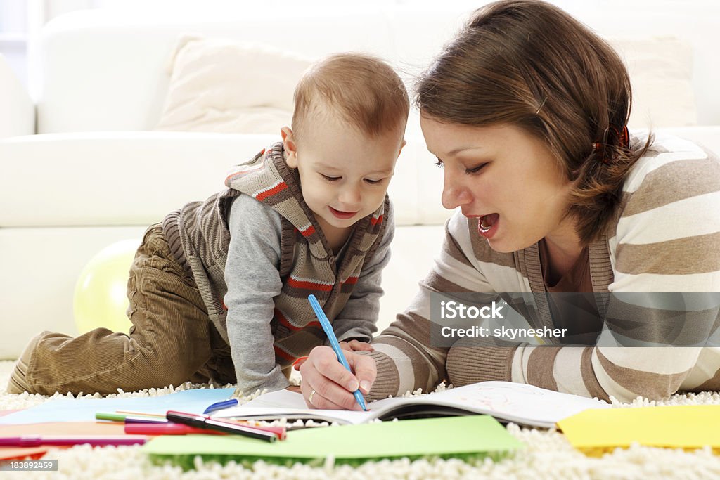 Mère et son bébé garçon dessin et de coloriage. - Photo de 12-17 mois libre de droits
