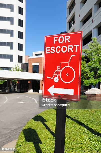 Placa De Deficiente Para Escort - Fotografias de stock e mais imagens de Acesso para deficientes - Acesso para deficientes, Cadeira de Rodas, Edifício Médico