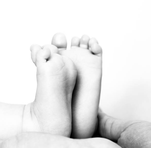 bebé - barefoot behavior toned image close up fotografías e imágenes de stock