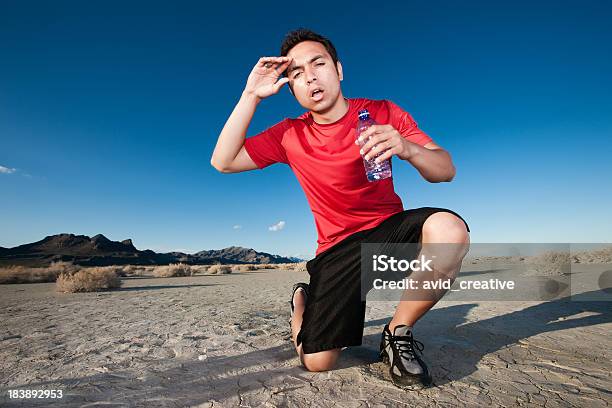 Erschöpft Hispanic Runner Stockfoto und mehr Bilder von Müde - Müde, Wüste, Desorientiert