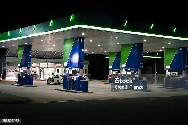 Gas Station Stockfoto und mehr Bilder von Tankstelle - Tankstelle, Geschäft, Nacht