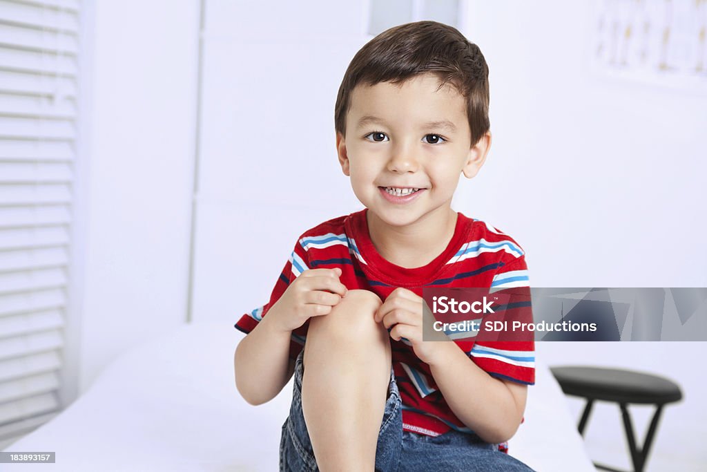 Счастливый Маленький мальчик сидит в кабинет врача - Стоковые фото 2-3 года роялти-фри
