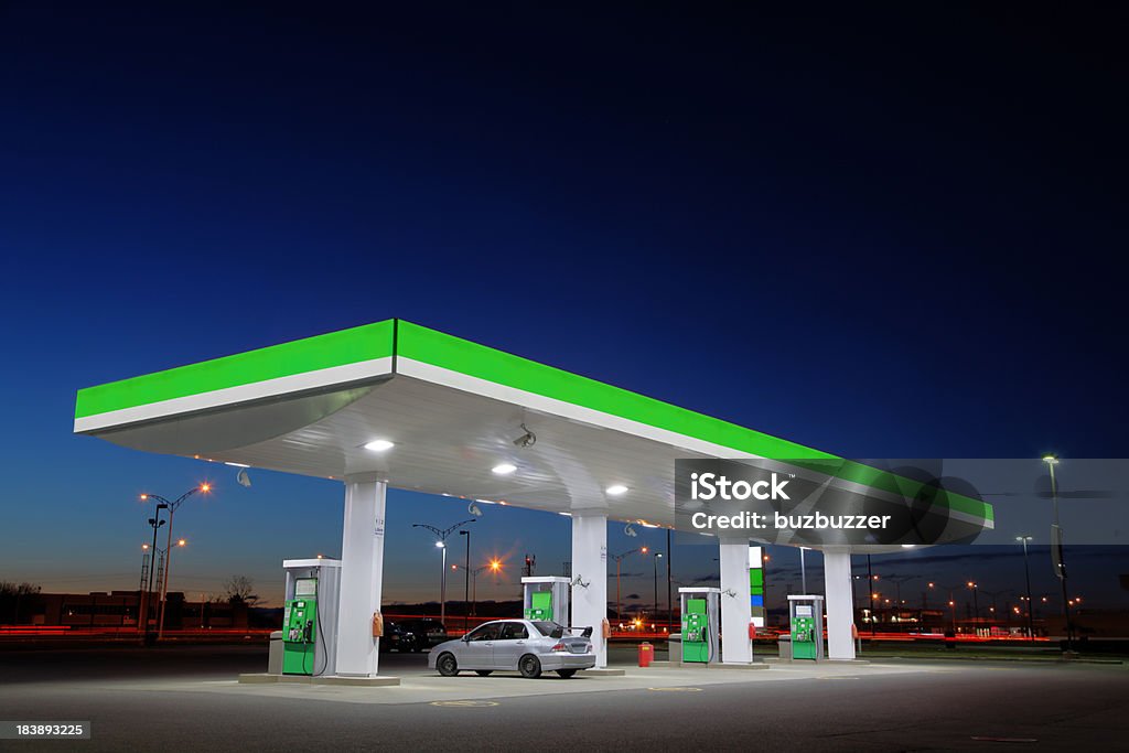 Verde de gasolina luzes à noite - Foto de stock de Posto de gasolina royalty-free