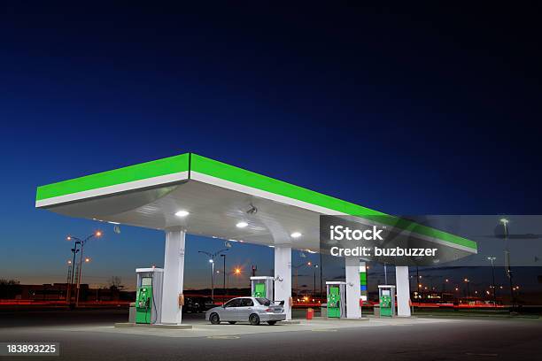 Foto de Verde De Gasolina Luzes À Noite e mais fotos de stock de Posto de gasolina - Posto de gasolina, Preservação ambiental, Verde - Descrição de Cor