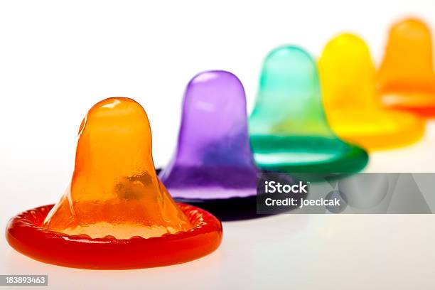 Foto de Preservativos Em Uma Fileira e mais fotos de stock de Camisinha - Camisinha, Doença sexualmente transmissível, Educação Sexual