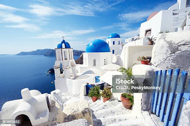 Santorinigriechenland Hellen Morgen Blue Gate Mit Blick Auf Das Mittelmeer Stockfoto und mehr Bilder von Insel Santorin