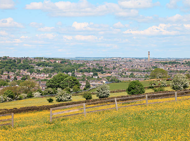 bradford-ansicht von clayton village - bradford england stock-fotos und bilder