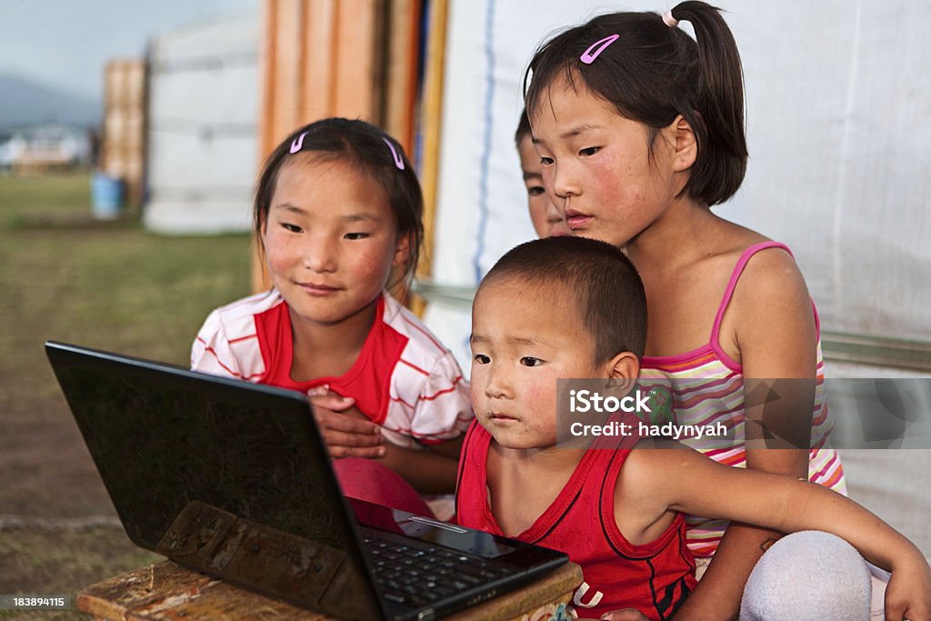 Mongol crianças usando computador portátil - Royalty-free Cena Rural Foto de stock