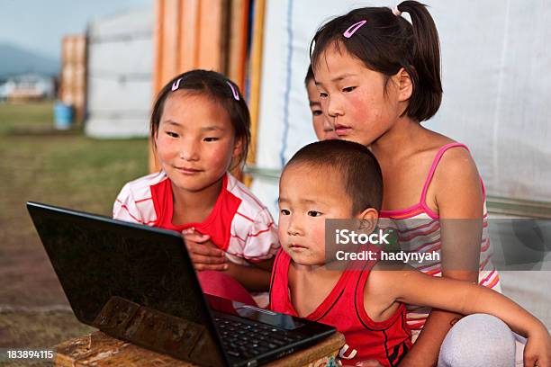 Mongol Crianças Usando Computador Portátil - Fotografias de stock e mais imagens de Cena Rural - Cena Rural, Criança, Computador