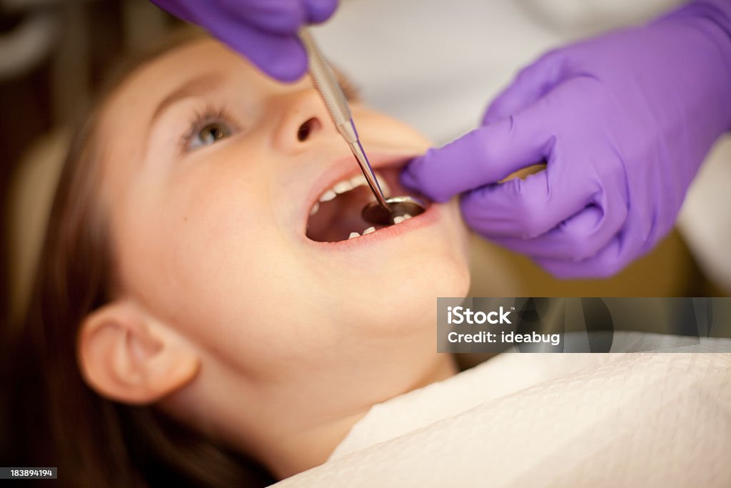 Young Girl primeros dientes Verificado por dentista en dentistas oficina - Foto de stock de 6-7 años libre de derechos