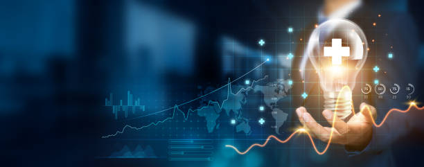 Businessman holding creative light bulb with growth graph and health IT icons. Embracing innovation technology to develop new strategies and solutions that enhance successful and profit in global. hombre de negocios que sostiene una bombilla creativa con gráfico de crecimiento e iconos de ti de salud. adoptar la tecnología de innovación para desarrollar nuevas estrategias y soluciones que mejoren el éxito y las ganancias a nivel mundial.