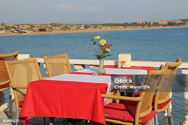 Photo libre de droit de Table Dans Un Restaurant Sur La Mer banque d'images et plus d'images libres de droit de Admirer le paysage - Admirer le paysage, Alcool, Aliment