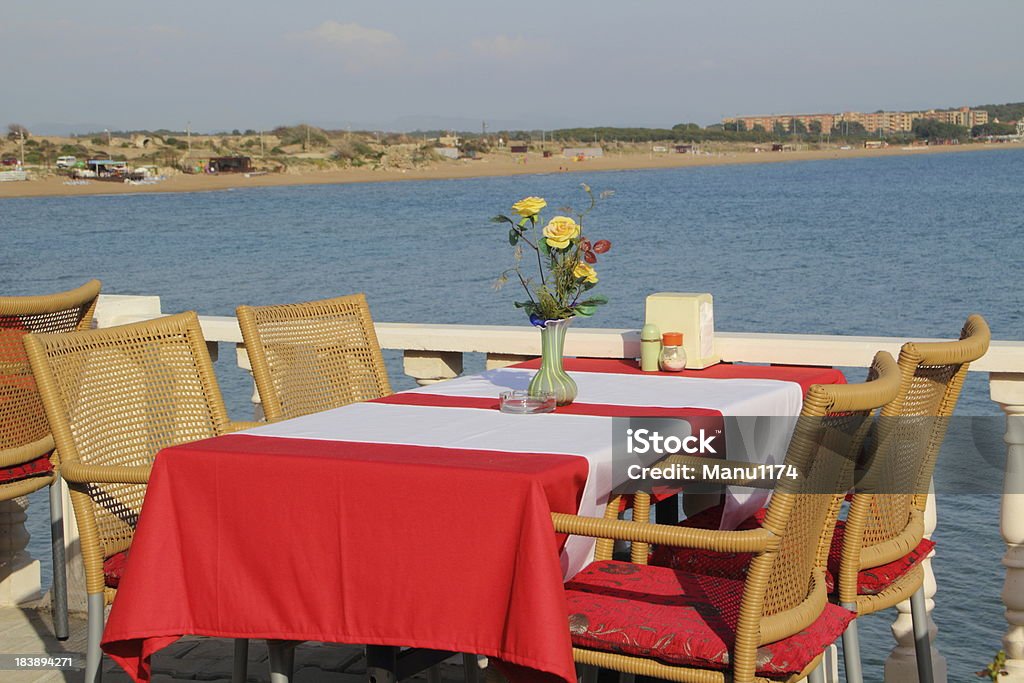 Mesa em um restaurante sobre o mar - Royalty-free Admirar a Vista Foto de stock