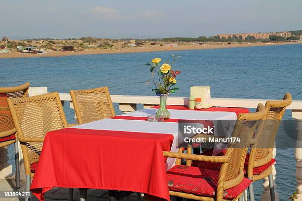 Mesa Em Um Restaurante Sobre O Mar - Fotografias de stock e mais imagens de Admirar a Vista - Admirar a Vista, Almoço, Ao Ar Livre