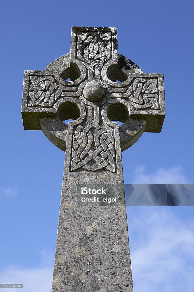 Cruz Céltica e céu azul - Foto de stock de Antigo royalty-free