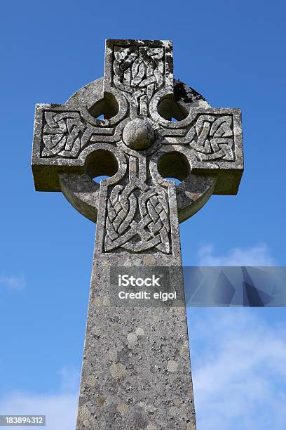 Foto de Cruz Céltica E Céu Azul e mais fotos de stock de Antigo - Antigo, Azul, Azul claro