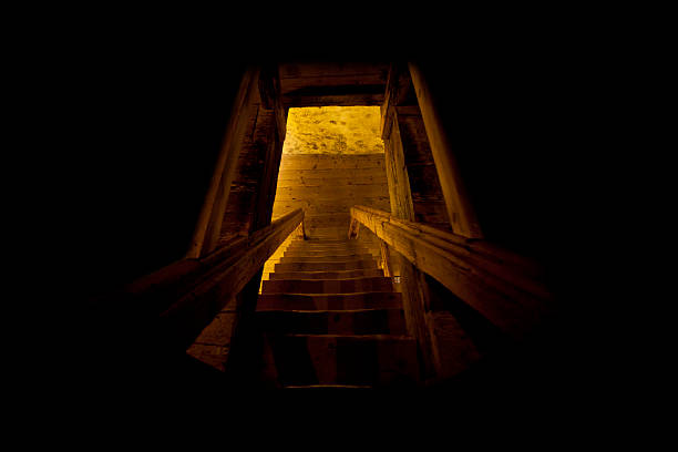 ステップを光 - basement spooky cellar door ストックフォトと画像
