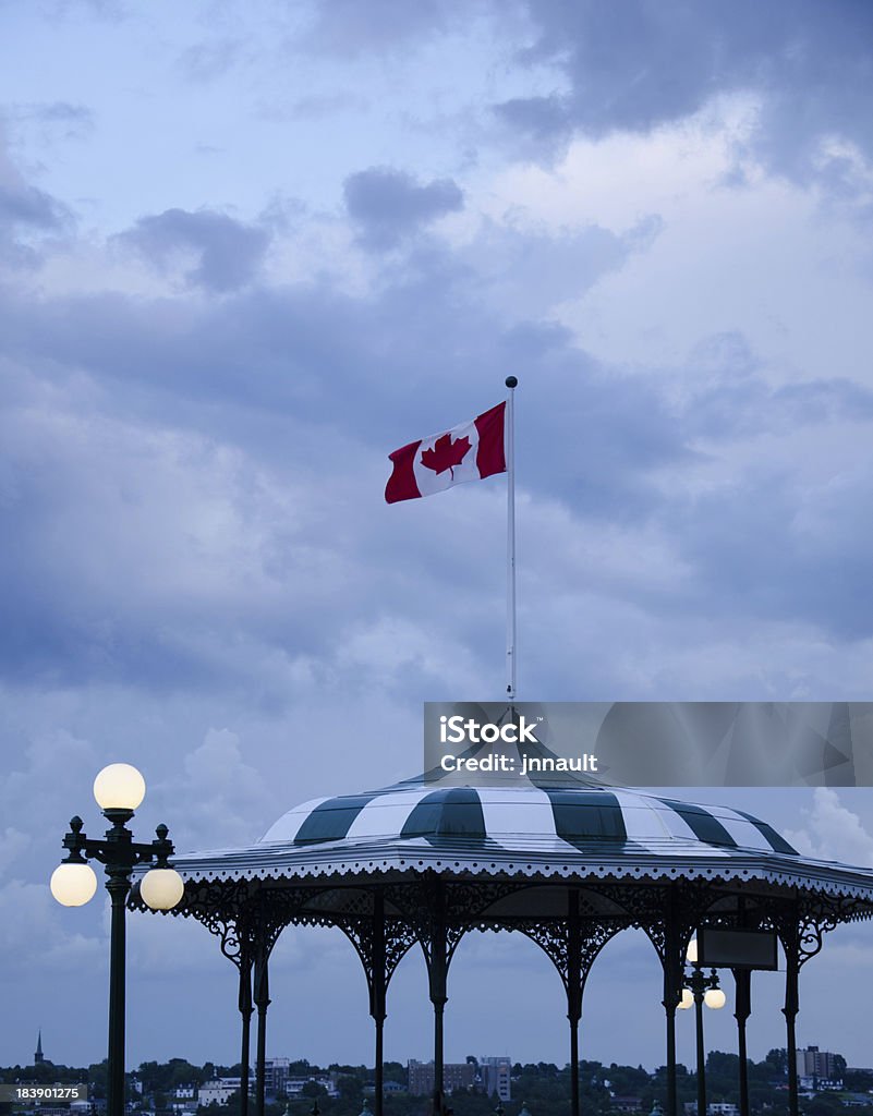 Kiosque Frontenac, bandera canadiense, Quebec, Canadá - Foto de stock de Patio libre de derechos