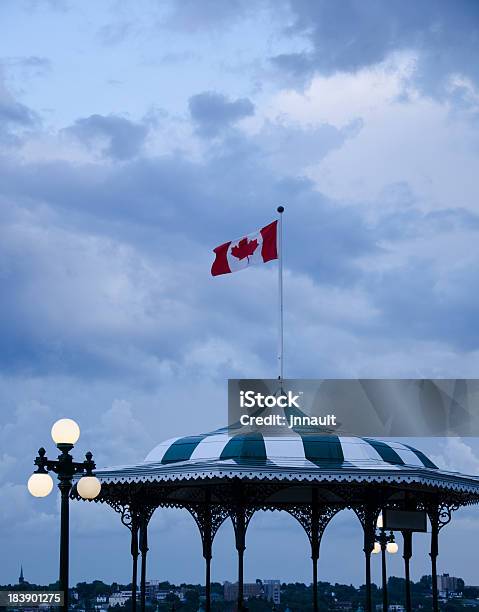 Kiosque Frontenac Bandera Canadiense Quebec Canadá Foto de stock y más banco de imágenes de Patio