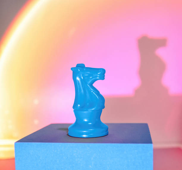 pojedynczy rycerz niebieskie szachy gry planszowe figura na pastelowym, eterycznym, marzycielskim tle zachodu słońca - play offense sport plan zdjęcia i obrazy z banku zdjęć
