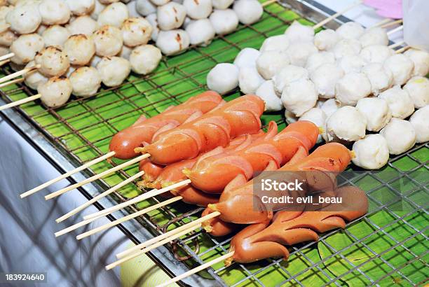 Foto de Linguiça Grelhada e mais fotos de stock de Almoço - Almoço, Bolo de Peixe, Branco