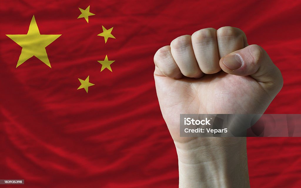 단단함 주먹 앞에서 중국 국기 상징하는 전원 - 로열티 프리 개념 스톡 사진