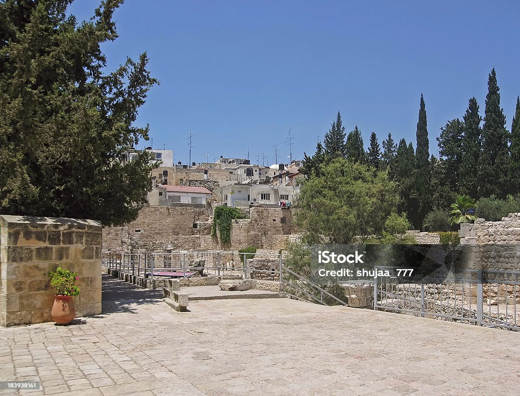 Piscina antiche rovine di Bethesda.  Città vecchia di Gerusalemme. - Foto stock royalty-free di Piscina di Betzaeta