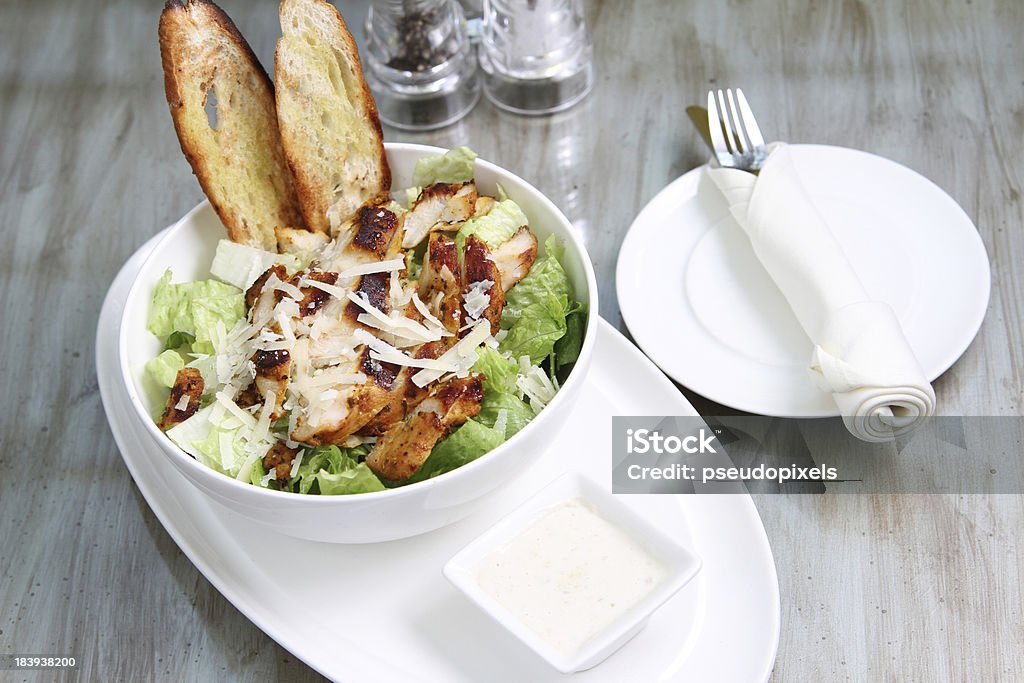 Cäsar-Salat mit Hühnchen mit Beilagen - Lizenzfrei Brathähnchen Stock-Foto