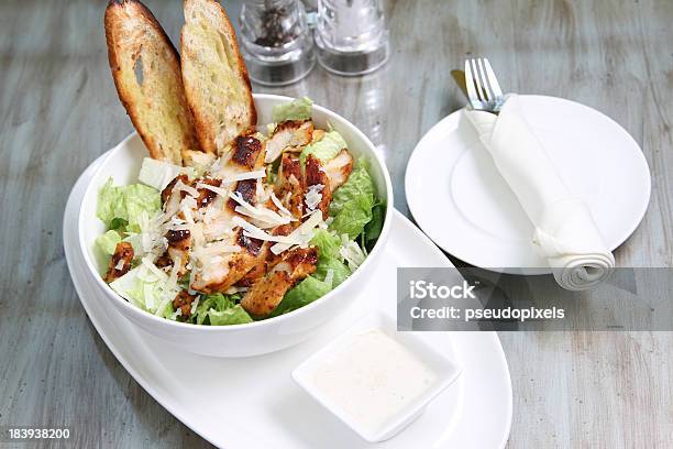 Cäsarsalat Mit Hühnchen Mit Beilagen Stockfoto und mehr Bilder von Brathähnchen - Brathähnchen, Caesar Salad, Crouton