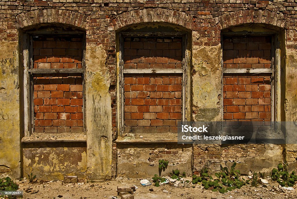 Danos na Cidade de Industry, Arruinado Edifício de tijolo com - Royalty-free Abandonado Foto de stock