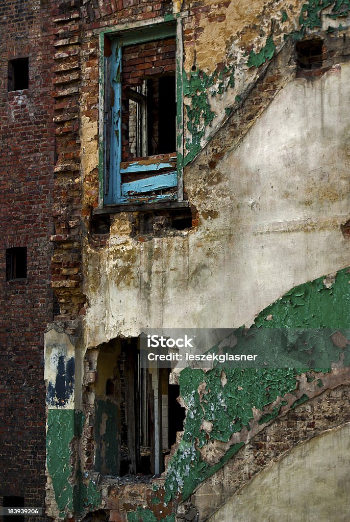 Danos na cidade da indústria, Cabana arruinada edifício de tijolos - Foto de stock de Abandonado royalty-free