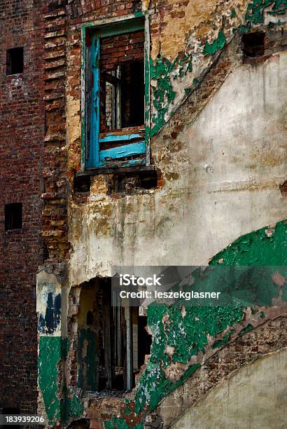 Foto de Danos Na Cidade Da Indústria Cabana Arruinada Edifício De Tijolos e mais fotos de stock de Abandonado