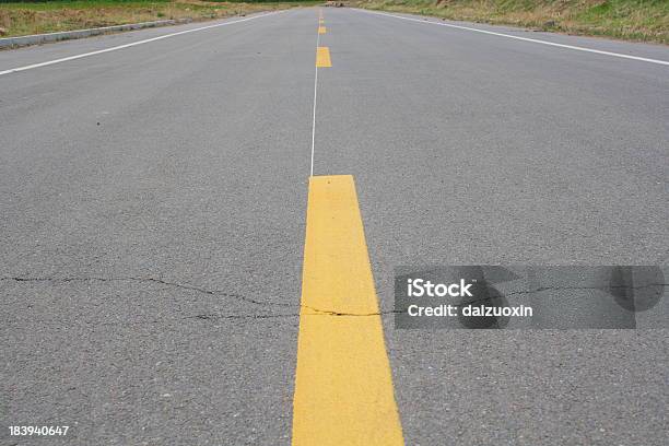 Da Linha Central - Fotografias de stock e mais imagens de Alfalto - Alfalto, Amarelo, Antigo