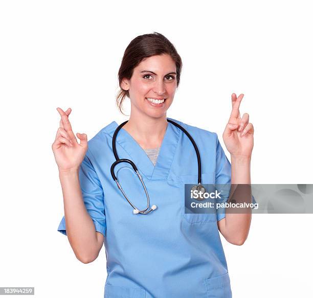 Foto de Lady Enfermeira Sorridente Com Um Dedo Sinais De Cruzamento e mais fotos de stock de Adulto