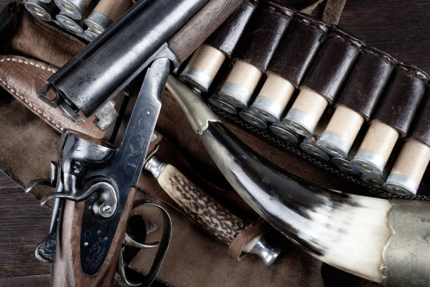 escopeta antigua de doble cañón de calibre 12 con acción de rotura de calibre 12 con estuches de papel. - bullet belt ammunition cartridge fotografías e imágenes de stock