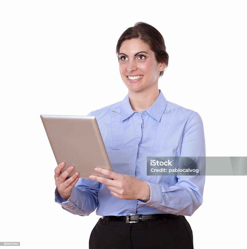 Hermosa joven mujer de pie usando tablet pc - Foto de stock de Azul libre de derechos