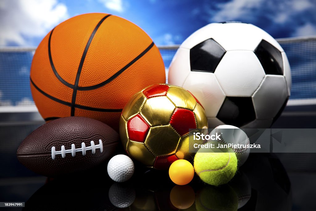 Equipamentos esportivos, futebol, tênis, basquete - Foto de stock de Atividade royalty-free