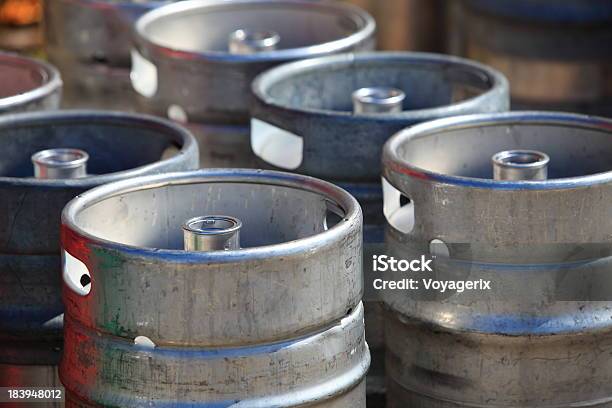 Viele Metall Fässer Bei Einem Bier Factory Stockfoto und mehr Bilder von Alkoholisches Getränk - Alkoholisches Getränk, Aluminium, Behälter