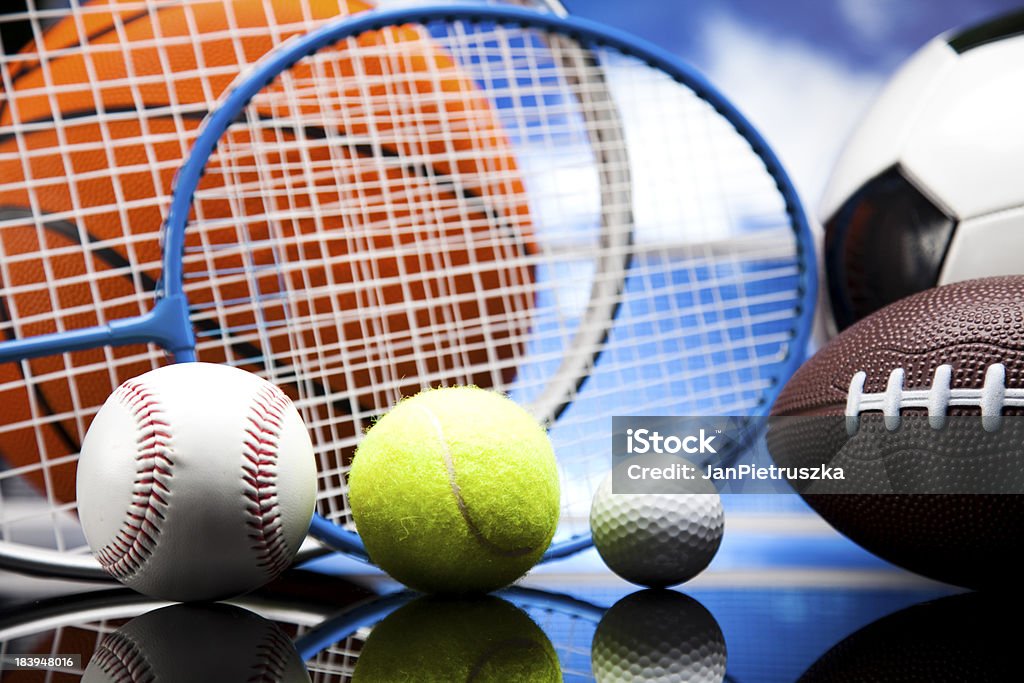 Equipamentos esportivos, futebol, tênis, basquete - Foto de stock de Atividade royalty-free