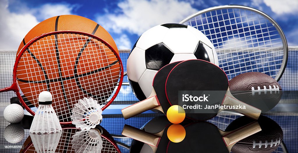 Attrezzatura sportiva, di calcio, Tennis, basket - Foto stock royalty-free di Ambientazione esterna