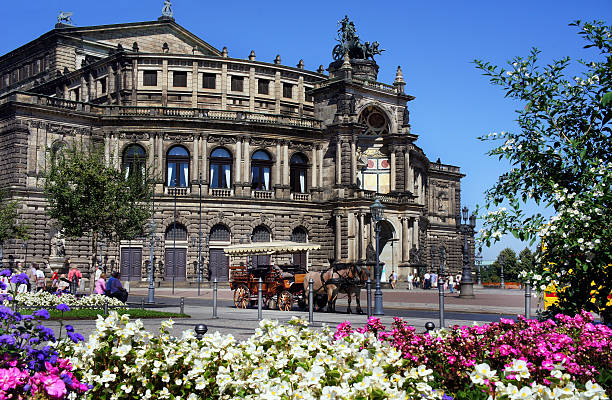 semperoper i przewozu z koni, drezno, niemcy - opera house semper opera house statue theaterplatz zdjęcia i obrazy z banku zdjęć