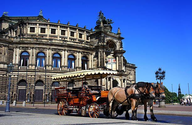 semperoper i przewozu z koni, drezno, niemcy - opera house semper opera house statue theaterplatz zdjęcia i obrazy z banku zdjęć