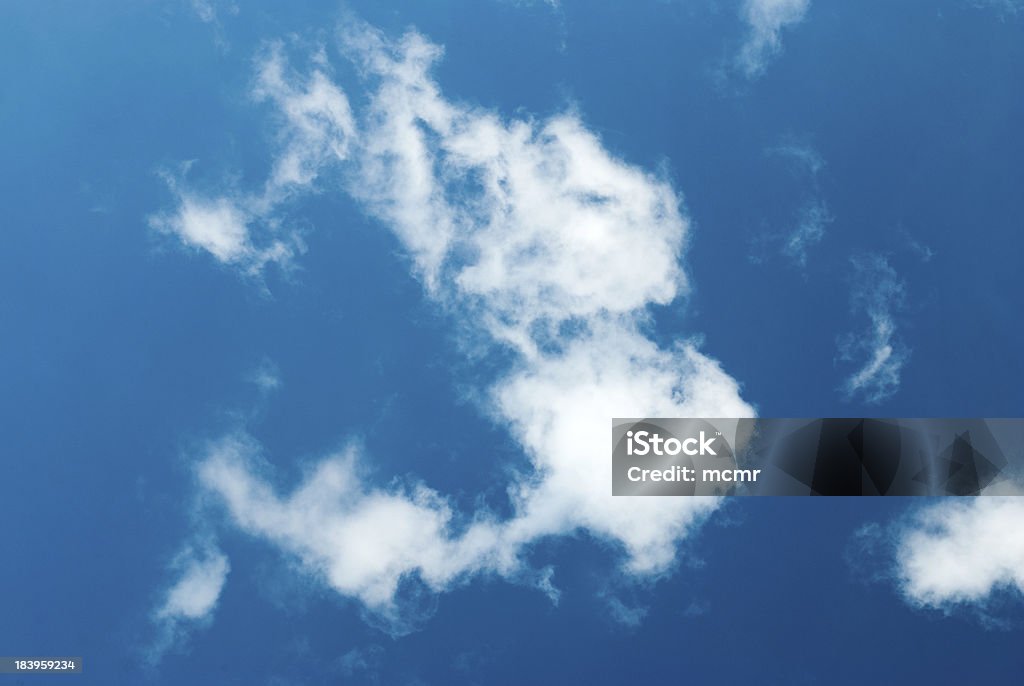 Céu azul e nuvens brancas - Foto de stock de Azul royalty-free