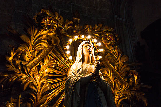 estátua da virgem maria - hotizontal imagens e fotografias de stock