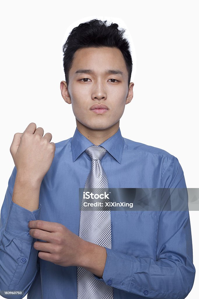 Homme d'affaires Boutonner ses manches - Photo de 18-19 ans libre de droits