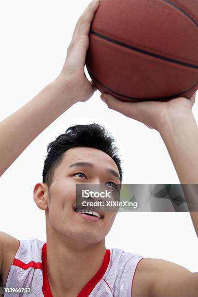 Jogador De Basquete Alinhando A Sua Fotografia - Fotografias de stock e mais imagens de Basquetebol - Basquetebol, Jogador de Basquetebol, 18-19 Anos