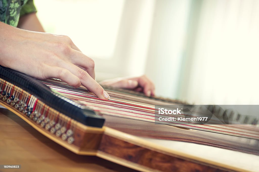 クローズアップの若い女の子の手で遊ぶ zither - カリンバのロイヤリティフリーストックフォト