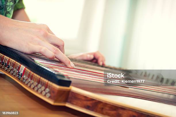 Close Up De Uma Jovem Mão Da Menina Brincando Na Cítara - Fotografias de stock e mais imagens de Cítara