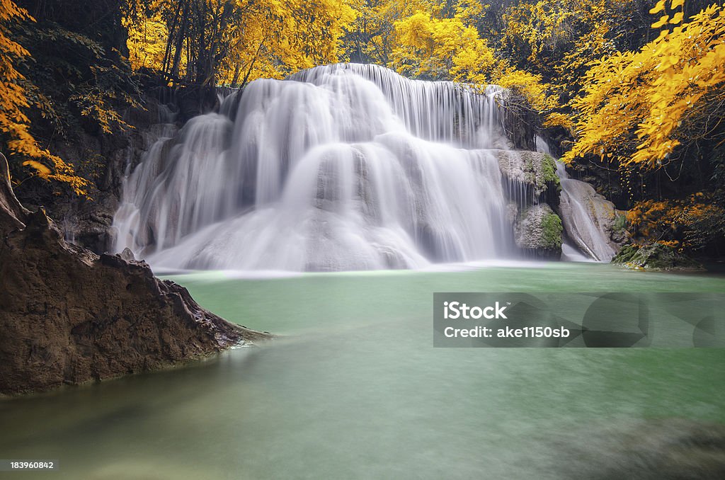 Huaymaekamin cascada - Foto de stock de Acantilado libre de derechos