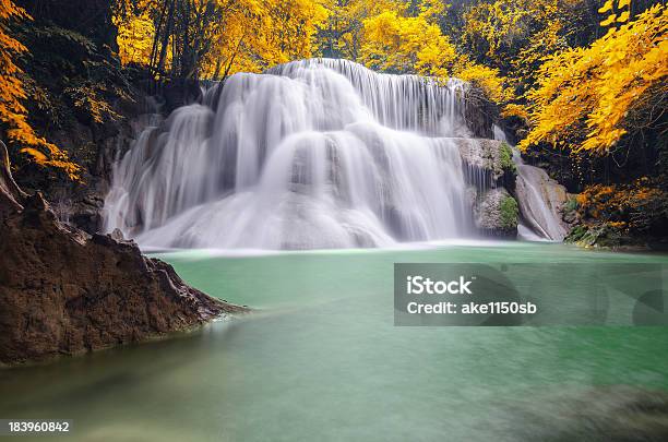 Huaymaekamin Cascada Foto de stock y más banco de imágenes de Acantilado - Acantilado, Agua estancada, Aire libre